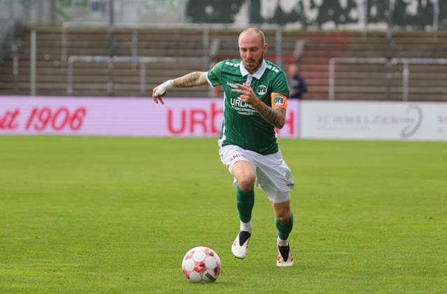 GER, Regionalliga Nord, VfB Luebeck vs HSC Hannover 12.10.2025, Dietmar-Scholze-Stadion an der Lohmuehle, Luebeck, GER, Regionalliga Nord, VfB Luebeck vs HSC Hannover im Bild picture shows Einzelaktion Aktion. Ganze Figur. Einzeln. Freisteller. Marvin Thiel (VfB Luebeck 13)