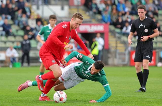 GER, Regionalliga Nord, VfB Luebeck vs HSC Hannover 12.10.2025, Dietmar-Scholze-Stadion an der Lohmuehle, Luebeck, GER, Regionalliga Nord, VfB Luebeck vs HSC Hannover im Bild picture shows Moritz Dittmann (HSC Hannover 05) im Zweikampf gegen Antonio Verinac (VfB Luebeck 09)