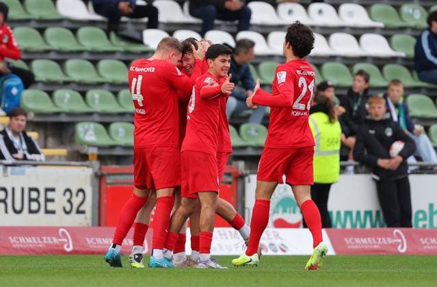 GER, Regionalliga Nord, VfB Luebeck vs HSC Hannover 12.10.2025, Dietmar-Scholze-Stadion an der Lohmuehle, Luebeck, GER, Regionalliga Nord, VfB Luebeck vs HSC Hannover im Bild picture shows Torjubel Jubel. Torschütze Torschuetze Finn Kiszka (HSC Hannover 29) jubelt ueber das Tor zum 1:1