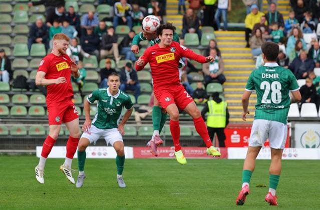 GER, Regionalliga Nord, VfB Luebeck vs HSC Hannover 12.10.2025, Dietmar-Scholze-Stadion an der Lohmuehle, Luebeck, GER, Regionalliga Nord, VfB Luebeck vs HSC Hannover im Bild picture shows Zweikampf Kopfball. Kopfballduell zwischen Antonio Verinac (VfB Luebeck 09) und Yannik Pohlmann (HSC Hannover 21)