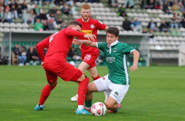 GER, Regionalliga Nord, VfB Luebeck vs HSC Hannover 12.10.2025, Dietmar-Scholze-Stadion an der Lohmuehle, Luebeck, GER, Regionalliga Nord, VfB Luebeck vs HSC Hannover im Bild picture shows Fabian Weigel (HSC Hannover 04) im Zweikampf gegen Ramiz Demir (VfB Luebeck 28)