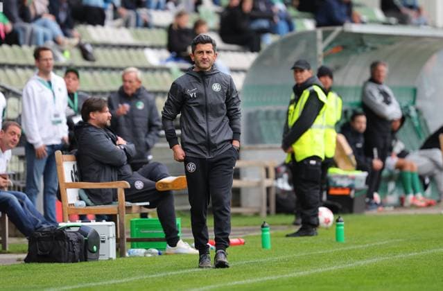 GER, Regionalliga Nord, VfB Luebeck vs HSC Hannover 12.10.2025, Dietmar-Scholze-Stadion an der Lohmuehle, Luebeck, GER, Regionalliga Nord, VfB Luebeck vs HSC Hannover im Bild picture shows Coachingzone Seitenlinie Trainerbereich Technische Zone. Trainer Vural Tasdelen (HSC Hannover)
