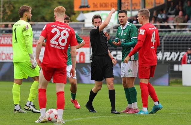 GER, Regionalliga Nord, VfB Luebeck vs HSC Hannover 12.10.2025, Dietmar-Scholze-Stadion an der Lohmuehle, Luebeck, GER, Regionalliga Nord, VfB Luebeck vs HSC Hannover im Bild picture shows Gelb die Gelbe Karte. Schiedsrichter Lennart Wolff zeigt Antonio Verinac (VfB Luebeck 09) die Gelbe Karte