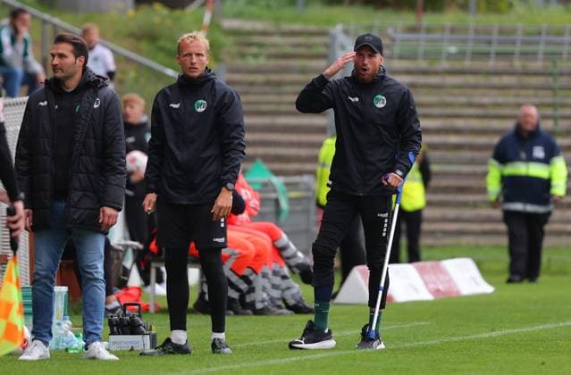 GER, Regionalliga Nord, VfB Luebeck vs HSC Hannover 12.10.2025, Dietmar-Scholze-Stadion an der Lohmuehle, Luebeck, GER, Regionalliga Nord, VfB Luebeck vs HSC Hannover im Bild picture shows Coachingzone Seitenlinie Trainerbereich Technische Zone. Trainer Guerino Capretti (VfB Luebeck) Torwarttrainer Lukas Oden (VfB Luebeck) und Co-Trainer Pierre Becken (VfB Luebeck)