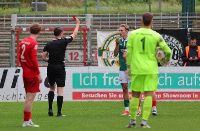 GER, Regionalliga Nord, VfB Luebeck vs HSC Hannover 12.10.2025, Dietmar-Scholze-Stadion an der Lohmuehle, Luebeck, GER, Regionalliga Nord, VfB Luebeck vs HSC Hannover im Bild picture shows Rot die Rote Karte. Schiedsrichter Lennart Wolff zeigt Mika Lehnfeld (VfB Luebeck 44) die Rote Karte