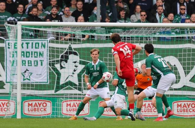 GER, Regionalliga Nord, VfB Luebeck vs HSC Hannover 12.10.2025, Dietmar-Scholze-Stadion an der Lohmuehle, Luebeck, GER, Regionalliga Nord, VfB Luebeck vs HSC Hannover im Bild picture shows Tor zum 1:2 . Torschütze Torschuetze Marcel Langer (HSC Hannover 14) trifft zum 1:2 ins Tor von Torwart Finn Böhmker Finn Boehmker (VfB Luebeck 01)