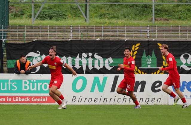 GER, Regionalliga Nord, VfB Luebeck vs HSC Hannover 12.10.2025, Dietmar-Scholze-Stadion an der Lohmuehle, Luebeck, GER, Regionalliga Nord, VfB Luebeck vs HSC Hannover im Bild picture shows Torjubel Jubel. Torschütze Torschuetze Marcel Langer (HSC Hannover 14) jubelt ueber das Tor zum 1:2