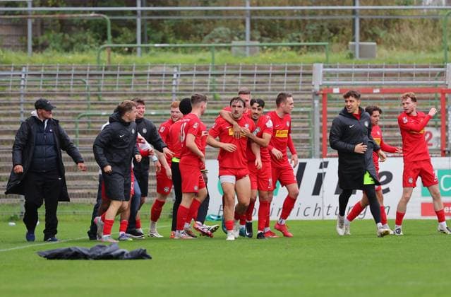 GER, Regionalliga Nord, VfB Luebeck vs HSC Hannover 12.10.2025, Dietmar-Scholze-Stadion an der Lohmuehle, Luebeck, GER, Regionalliga Nord, VfB Luebeck vs HSC Hannover im Bild picture shows Torjubel Jubel. Torschütze Torschuetze Marcel Langer (HSC Hannover 14) jubelt ueber das Tor zum 1:2