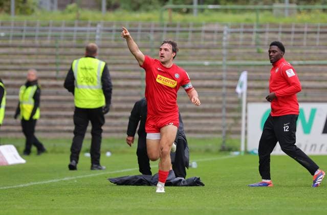 GER, Regionalliga Nord, VfB Luebeck vs HSC Hannover 12.10.2025, Dietmar-Scholze-Stadion an der Lohmuehle, Luebeck, GER, Regionalliga Nord, VfB Luebeck vs HSC Hannover im Bild picture shows Torjubel Jubel. Torschütze Torschuetze Marcel Langer (HSC Hannover 14) jubelt ueber das Tor zum 1:2