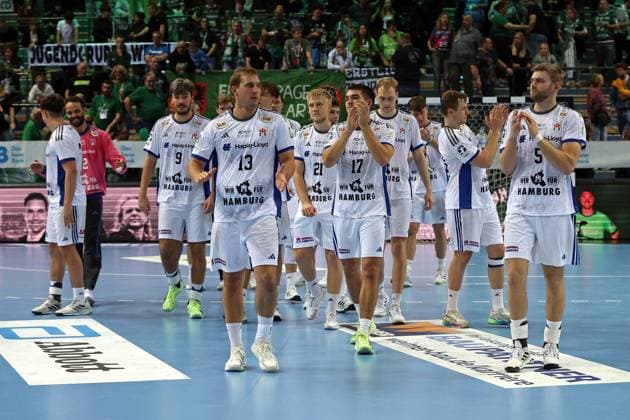 12.10.2025, xovx, Handball Daikin Handball Bundesliga, HSG Wetzlar - HSV Hamburg Die Spieler des HSV Hamburg bejubeln den 35:25 Sieg in Wetzlar Wetzlar Buderus-Arena Hessen Deutschland (DE)