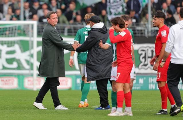 GER, Regionalliga Nord, VfB Luebeck vs HSC Hannover 12.10.2025, Dietmar-Scholze-Stadion an der Lohmuehle, Luebeck, GER, Regionalliga Nord, VfB Luebeck vs HSC Hannover im Bild picture shows Spielende. Endstand 1:2. Vorstand Sebastian Harms (VfB Luebeck)