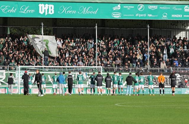 GER, Regionalliga Nord, VfB Luebeck vs HSC Hannover 12.10.2025, Dietmar-Scholze-Stadion an der Lohmuehle, Luebeck, GER, Regionalliga Nord, VfB Luebeck vs HSC Hannover im Bild picture shows Spielende. Endstand 1:2. Dank an die Fans nach dem Spiel VfB Luebeck vor der Pappelkurve