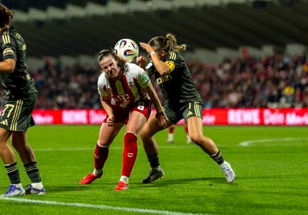 Zweikampf zwischen: Lisa Heiseler (1. FC Union Berlin, 7) und Adriana Achcinska (1. FC Koeln, 9) 12.10.2025, 1. FC Köln - 1. FC Union Berlin, Fussball, Google Pixel Frauen-Bundesliga, GER, Köln, Franz-Kremer Stadion DFL regulations prohibit any use of photographs as image sequences and or quasi-video. Copyright: HMBxMedia xMarcoxBader
