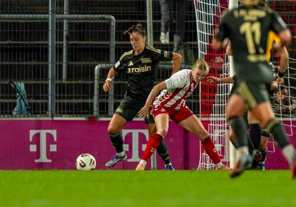 Zweikampf zwischen: Anna Weis (1. FC Union Berlin, 21) und Carlotta Imping (1. FC Koeln, 14) 12.10.2025, 1. FC Köln - 1. FC Union Berlin, Fussball, Google Pixel Frauen-Bundesliga, GER, Köln, Franz-Kremer Stadion DFL regulations prohibit any use of photographs as image sequences and or quasi-video. Copyright: HMBxMedia xMarcoxBader