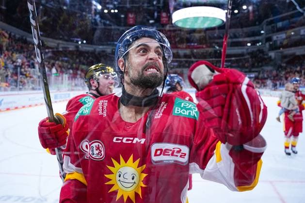 12.10.2025, xydrx, Eishockey, DEL2, Düsseldorfer EG - Eispiraten Crimmitschau, PSD Bank Dome Düsseldorf: Lucas Lessio (Düsseldorfer EG 9) jubelnd, freut sich über den 6:4 Sieg Nordrhein-Westfahlen Deutschland *** 12 10 2025, xydrx, Eishockey, DEL2, Düsseldorfer EG Eispiraten Crimmitschau, PSD Bank Dome Düsseldorf Lucas Lessio Düsseldorfer EG 9 cheering, happy about the 6 4 victory Nordrhein Westfahlen Germany
