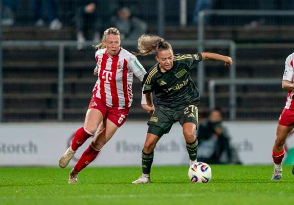 Zweikampf zwischen: Sandra Maria Jessen (1. FC Koeln, 6) Jenny Hipp (1. FC Union Berlin, 27) 12.10.2025, 1. FC Köln - 1. FC Union Berlin, Fussball, Google Pixel Frauen-Bundesliga, GER, Köln, Franz-Kremer Stadion DFL regulations prohibit any use of photographs as image sequences and or quasi-video. Copyright: HMBxMedia xMarcoxBader