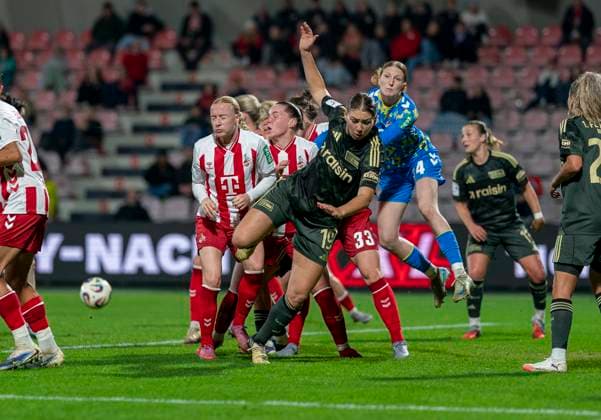 Szene im Strafraum. Samantha Steuerwald (1. FC Union Berlin, 19) 12.10.2025, 1. FC Köln - 1. FC Union Berlin, Fussball, Google Pixel Frauen-Bundesliga, GER, Köln, Franz-Kremer Stadion DFL regulations prohibit any use of photographs as image sequences and or quasi-video. Copyright: HMBxMedia xMarcoxBader