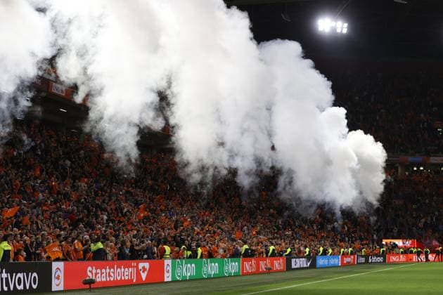 AMSTERDAM, 12-10-2025 , JohanCruyff Stadium , season 2025 2026 , FIFA World Cup, WM, Weltmeisterschaft, Fussball Qualifier between The Netherlands and Finland 4-0. Picture shows CO2 gas Netherlands - Finland  x31481167x Copyright: