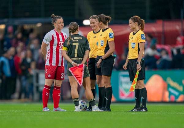Seitenwahl bei Franziska Wildfeuer (Schiedsrichterin). Die Spielführerinnen Lisa Heiseler (1. FC Union Berlin, 7) und Marina Hegering (1. FC Koeln, 32) stehen bereit 12.10.2025, 1. FC Köln - 1. FC Union Berlin, Fussball, Google Pixel Frauen-Bundesliga, GER, Köln, Franz-Kremer Stadion DFL regulations prohibit any use of photographs as image sequences and or quasi-video. Copyright: HMBxMedia xMarcoxBader