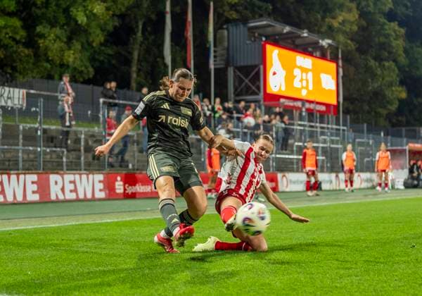 Zweikampfsituation kurz vor dem Ende der Partie. Antonia Halverkamps (1. FC Union Berlin, 29) und Laura Donhauser (1. FC Koeln, 25) 12.10.2025, 1. FC Köln - 1. FC Union Berlin, Fussball, Google Pixel Frauen-Bundesliga, GER, Köln, Franz-Kremer Stadion DFL regulations prohibit any use of photographs as image sequences and or quasi-video. Copyright: HMBxMedia xMarcoxBader