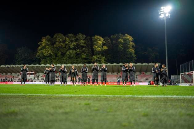 Enttäuschung bei den Spielerinnen von Union Berlin vor den mitgereisten Fans. 12.10.2025, 1. FC Köln - 1. FC Union Berlin, Fussball, Google Pixel Frauen-Bundesliga, GER, Köln, Franz-Kremer Stadion DFL regulations prohibit any use of photographs as image sequences and or quasi-video. Copyright: HMBxMedia xMarcoxBader