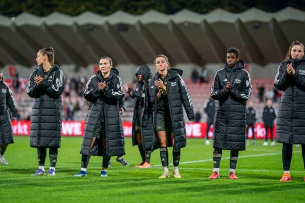Enttäuschung bei den Spielerinnen von Union Berlin vor den mitgereisten Fans. 12.10.2025, 1. FC Köln - 1. FC Union Berlin, Fussball, Google Pixel Frauen-Bundesliga, GER, Köln, Franz-Kremer Stadion DFL regulations prohibit any use of photographs as image sequences and or quasi-video. Copyright: HMBxMedia xMarcoxBader