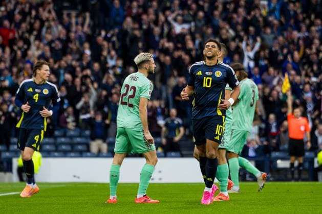 Scotland v Belarus 2026 FIFA World Cup, WM, Weltmeisterschaft, Fussball Qualifier 12 10 2025. Group C Che Adams (10 - Scotland) thinks his goal has been ruled out during the 2026 FIFA World Cup Qualifier match between Scotland and Belarus at Hampden Park, Glasgow, United Kingdom on 12 October 2025. Editorial use only , Copyright: xRaymondxDaviesx PSI-23024-0023