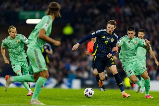 Scotland v Belarus 2026 FIFA World Cup, WM, Weltmeisterschaft, Fussball Qualifier 12 10 2025. Group C Scott McTominay (4 - Scotland) under pressure from German Barkovsky (11 - Belarus) during the 2026 FIFA World Cup Qualifier match between Scotland and Belarus at Hampden Park, Glasgow, United Kingdom on 12 October 2025. Editorial use only , Copyright: xRaymondxDaviesx PSI-23024-0033