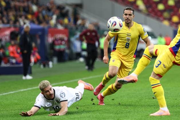 SOCCER - FIFA WC quali, ROU vs AUT BUCHAREST,ROMANIA,12.OCT.25 - SOCCER - FIFA World Cup, WM, Weltmeisterschaft, Fussball 2026, European Qualifiers, group stage, OEFB international match, Länderspiel, Nationalmannschaft Romania vs Austria. Image shows Romano Schmid (AUT) and Alexandru Chipciu (ROU). GEPAxpictures xArminxRauthner