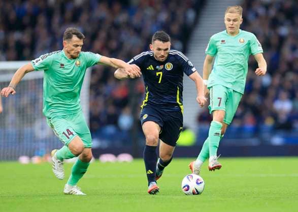 Scotland v Belarus 2026 FIFA World Cup, WM, Weltmeisterschaft, Fussball Qualifiers Evgeni Yablonski of Belarus (left) competes for the ball with John McGinn of Scotland during the 2026 FIFA World Cup Qualifiers Group C match at Hampden Park, Glasgow UK Newspapers OUT Copyright: xFredxPalmerx FIL-22351-0204