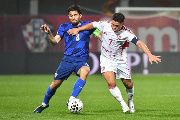 Croatia v Gibraltar - FIFA World Cup, WM, Weltmeisterschaft, Fussball 2026 Qualifier VARAZDIN, CROATIA - OCTOBER 12: Mateo Kovacic of Croatia battles for the ball with Tjay De Barr of Gibraltar during the FIFA World Cup 2026 qualifier match between Croatia and Gibraltar at Football Stadium Varteks on October 12, 2025 in Varazdin, Croatia.  VjeranxZganecxRogulja PIXSELL
