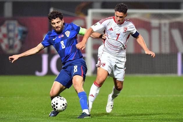Croatia v Gibraltar - FIFA World Cup, WM, Weltmeisterschaft, Fussball 2026 Qualifier VARAZDIN, CROATIA - OCTOBER 12: Mateo Kovacic of Croatia battles for the ball with Tjay De Barr of Gibraltar during the FIFA World Cup 2026 qualifier match between Croatia and Gibraltar at Football Stadium Varteks on October 12, 2025 in Varazdin, Croatia.  VjeranxZganecxRogulja PIXSELL