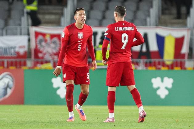 12.10.2025 Kowno. Pilka nozna. Eliminacje Mistrzostw Swiata 2026 mecz : Litwa - Polska --- Football. FIFA World Cup, WM, Weltmeisterschaft, Fussball eliminations match : Lithuania - Poland Nz Jan Bednarek Robert Lewandowski Fot. Igor Jakubowski Arena Akcji NEWSPIX.PL --- newspix.pl POLAND OUT! 
