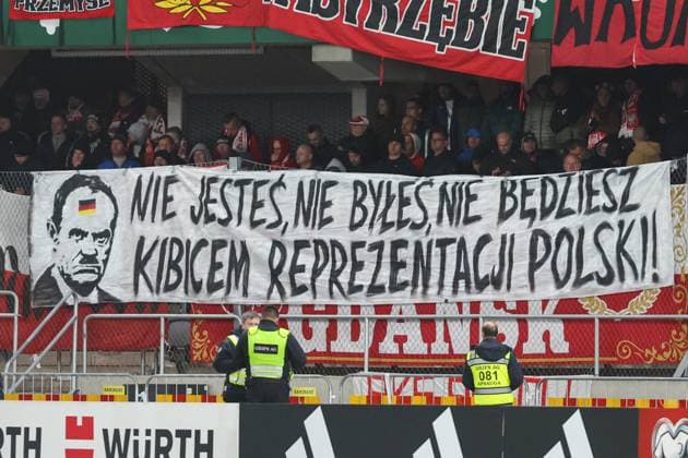 12.10.2025 Kowno. Pilka nozna. Eliminacje Mistrzostw Swiata 2026 mecz : Litwa - Polska --- Football. FIFA World Cup, WM, Weltmeisterschaft, Fussball eliminations match : Lithuania - Poland Nz napis obrazajacy premiera Donalda Tuska Nie jestes nie byles nie bedziesz kibicem reprezentacji Polski Fot. Igor Jakubowski Arena Akcji NEWSPIX.PL --- newspix.pl POLAND OUT! 