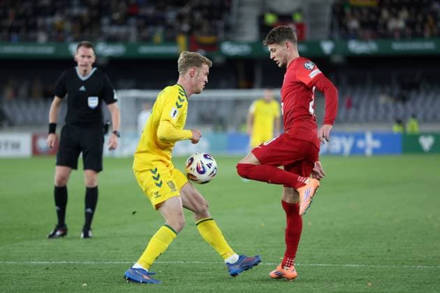 KOWNO 12.10.2025 MECZ 6. KOLEJKA GRUPA G ELIMINACJE DO MISTRZOSTW SWIATA 2026: LITWA - POLSKA --- FIFA World Cup, WM, Weltmeisterschaft, Fussball 2026 QUALIFYING ROUND GROUP G MATCH IN KAUNAS: LITHUANIA - POLAND JUSTAS LASICKAS SEBASTIAN SZYMANSKI FOT. PIOTR KUCZA FOTOPYK NEWSPIX.PL --- newspix.pl POLAND OUT! 