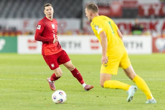 12th October 2025; Dariaus ir Gir& x117;no stadionas, Kaunas, Lithuania; FIFA World Cup, WM, Weltmeisterschaft, Fussball Qualifying Group G International Football, Lithuania versus Poland; Robert Lewandowski (POL) covers the run from Edvinas Girdvainis (LTU)  FotoxOlimpik