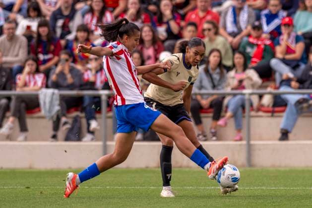 October 12, 2025, Alcala De Henares, Madrid, Spain: SALMA PARALLUELO AYINGONO of FC Barcelona, Barca Femenino pases the ball during the match belonging to La LigaF season 25 26 soccer Ã¢â‚¬oe ATLETICO DE MADRID FEM - FC BARCELONA Ã¢â‚¬Â held on october 12, 2025, at the Centro deportivo Alcala de Henares, Madrid, Spain. Alcala De Henares Spain - ZUMAc312 20251012_zsp_c312_247 Copyright: xOscarxManuelxSanchezx