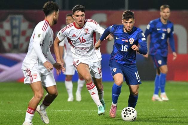 Croatia v Gibraltar - FIFA World Cup, WM, Weltmeisterschaft, Fussball 2026 Qualifier VARAZDIN, CROATIA - OCTOBER 12: Jeremy Perera of Gibraltar and Martin Baturina of Croatia competes for the ball during the FIFA World Cup 2026 qualifier match between Croatia and Gibraltar at Football Stadium Varteks on October 12, 2025 in Varazdin, Croatia.  VjeranxZganecxRogulja PIXSELL