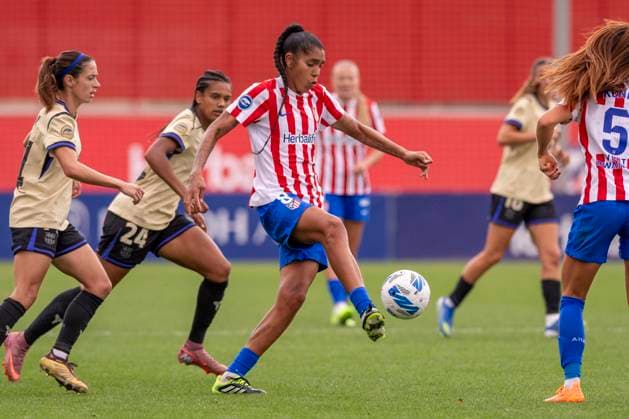 October 12, 2025, Alcala De Henares, Madrid, Spain: ANTONIA GARCIA of Club Atlo tico de Madrid SAD Femenino controls the ball during the match belonging to La LigaF season 25 26 soccer Ã¢â‚¬oe ATLETICO DE MADRID FEM - FC Barcelona, Barca Ã¢â‚¬Â held on october 12, 2025, at the Centro deportivo Alcala de Henares, Madrid, Spain. Alcala De Henares Spain - ZUMAc312 20251012_zsp_c312_263 Copyright: xOscarxManuelxSanchezx