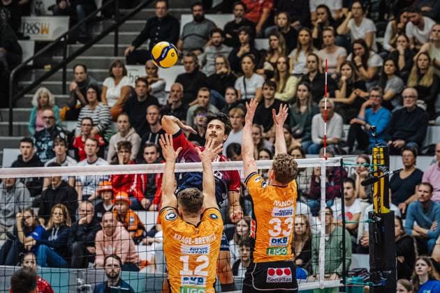 Volleyball Herren Saison 2025 2026 Finale Liga Cup 2025 SVG Lüneburg vs. Berlin Recycling Volleys 12.10.2025 Ethan Champlin ( 20 SVG Lüneburg) gegen den Block von Florian Krage-Brewitz ( 12 Berlin Recycling Volleys) und Fedor Ivanov ( 33 Berlin Recycling Volleys)