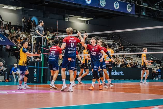 Volleyball Herren Saison 2025 2026 Finale Liga Cup 2025 SVG Lüneburg vs. Berlin Recycling Volleys 12.10.2025 Die Mannschaft der SVG Lüneburg jubelt