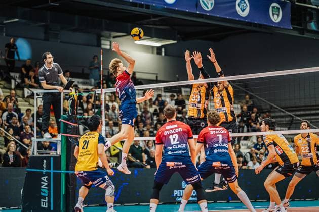 Volleyball Herren Saison 2025 2026 Finale Liga Cup 2025 SVG Lüneburg vs. Berlin Recycling Volleys 12.10.2025 Daniel Gruvaeus ( 2 SVG Lüneburg) gegen den Block von Fedor Ivanov ( 33 Berlin Recycling Volleys) und Nehemiah Mote ( 5 Berlin Recycling Volleys)
