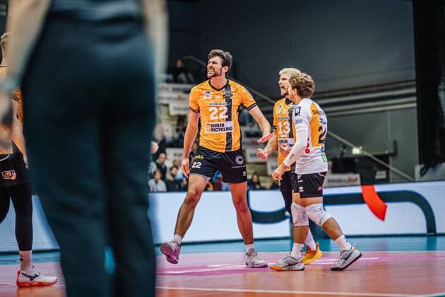 Volleyball Herren Saison 2025 2026 Finale Liga Cup 2025 SVG Lüneburg vs. Berlin Recycling Volleys 12.10.2025 Jake Hanes ( 22 Berlin Recycling Volleys) jubelt