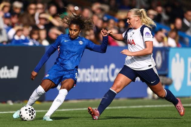 Chelsea v Tottenham Women 12 October 2025, London - Women s Super League - Chelsea v Tottenham Hotspur - Catarina Macario of Chelsea and Amanda Nilden of Tottenham Hotspur - Photo: Jacques Feeney Offside. London UK Copyright: xJacquesxFeeneyx xOffsidexOffside