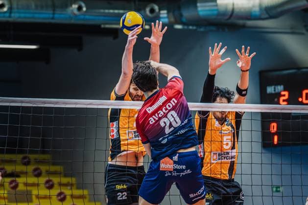 Volleyball Herren Saison 2025 2026 Finale Liga Cup 2025 SVG Lüneburg vs. Berlin Recycling Volleys 12.10.2025 Ethan Champlin ( 20 SVG Lüneburg) gegen den Block von Jake Hanes ( 22 Berlin Recycling Volleys) und Nehemiah Mote ( 5 Berlin Recycling Volleys)