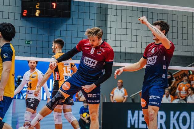 Volleyball Herren Saison 2025 2026 Finale Liga Cup 2025 SVG Lüneburg vs. Berlin Recycling Volleys 12.10.2025 Jackson Howe ( 6 SVG Lüneburg) jubelt mit Christopher Byam ( 4 SVG Lüneburg)
