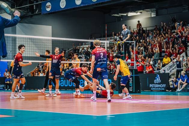 Volleyball Herren Saison 2025 2026 Finale Liga Cup 2025 SVG Lüneburg vs. Berlin Recycling Volleys 12.10.2025 Die Mannschaft der SVG Lüneburg jubelt