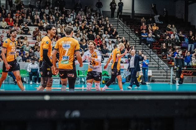 Volleyball Herren Saison 2025 2026 Finale Liga Cup 2025 SVG Lüneburg vs. Berlin Recycling Volleys 12.10.2025 Kyle Dagostino ( 24 Berlin Recycling Volleys) jubelt mit der Mannschaft