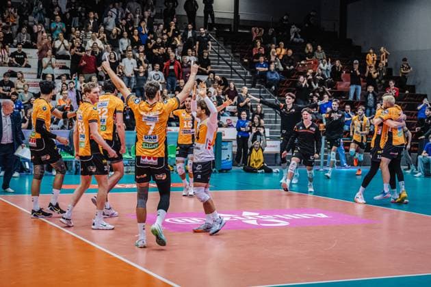 Volleyball Herren Saison 2025 2026 Finale Liga Cup 2025 SVG Lüneburg vs. Berlin Recycling Volleys 12.10.2025 Die Mannschaft der BR Volleys jubelt nach dem Sieg beim Liga Cup