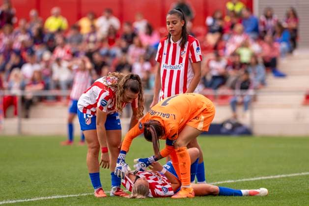 October 12, 2025, Alcala De Henares, Madrid, Spain: ANDREA MEDINA of Club Atlo tico de Madrid SAD Femenino hurts during the match belonging to La LigaF season 25 26 soccer Ã¢â‚¬oe ATLETICO DE MADRID FEM - FC Barcelona, Barca Ã¢â‚¬Â held on october 12, 2025, at the Centro deportivo Alcala de Henares, Madrid, Spain. Alcala De Henares Spain - ZUMAc312 20251012_zsp_c312_284 Copyright: xOscarxManuelxSanchezx